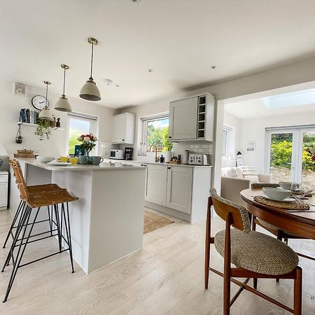 Seafeathers - Luxury Holiday Home With Sea Views Overcombe エクステリア 写真